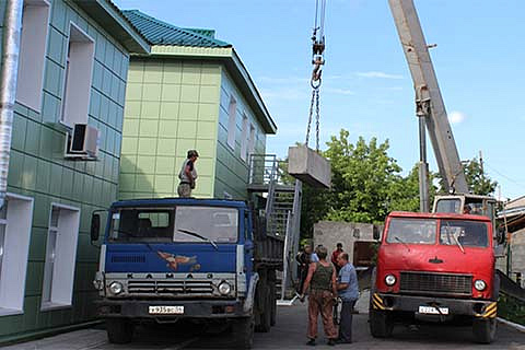 Разгрузка фундаментных блоков для установки на них ДЭС